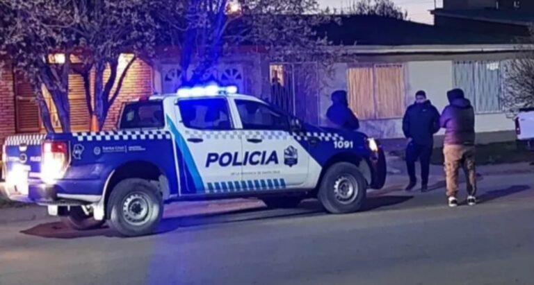 Funcionarios chocaron contra un comercio, bajaron armados y se atrincheraron en lo de un ministro