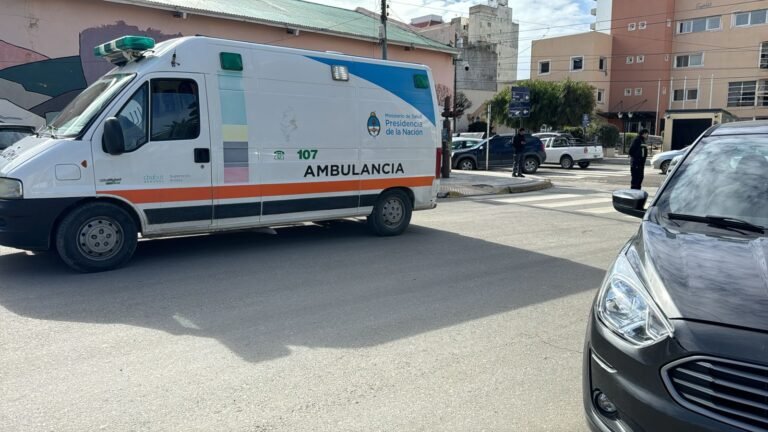 Un auto atropelló a una mujer que caminaba junto a su pareja y su hijo de cuatro años