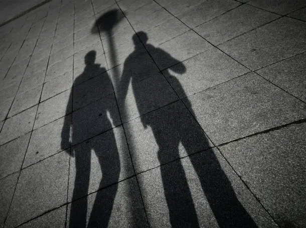 Inédito fallo: un hombre de 76 años adoptó a otro de 61