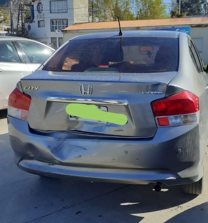 Le chocaron el auto y pide ayuda para dar con el responsable