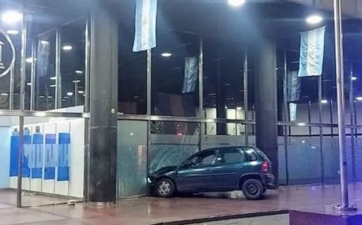 Chocó su auto contra un banco porque le negaron un crédito hipotecario