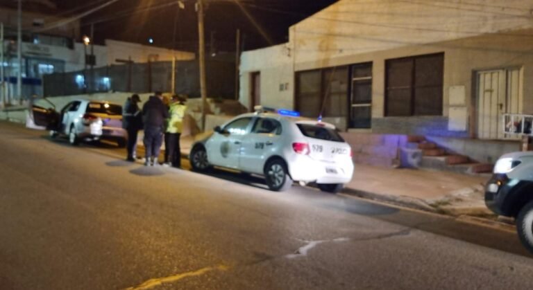Se durmió a bordo de su auto y con la marcha encendida: estaba borracho