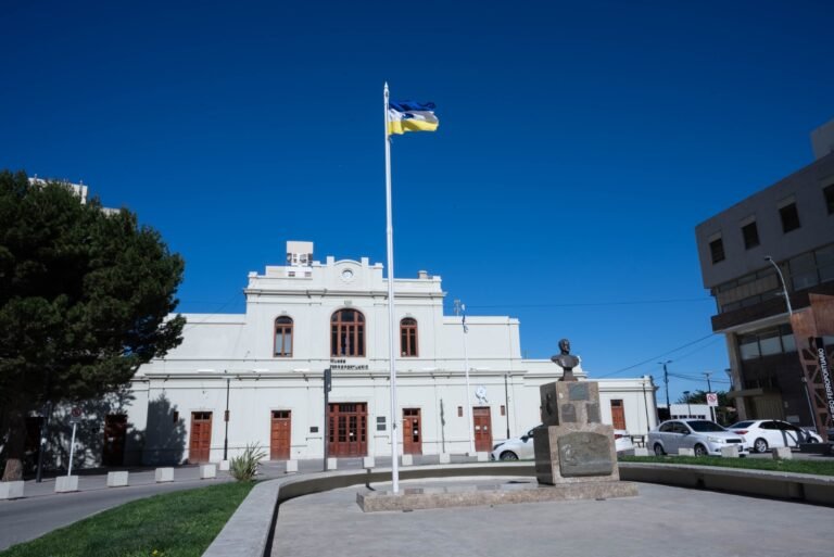 En Comodoro se izó la bandera de los pueblos originarios de la provincia de Chubut