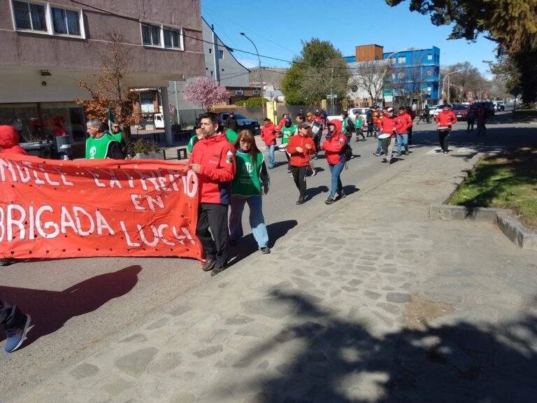 Brigadistas de Chubut se movilizan en reclamo a una recomposición salarial