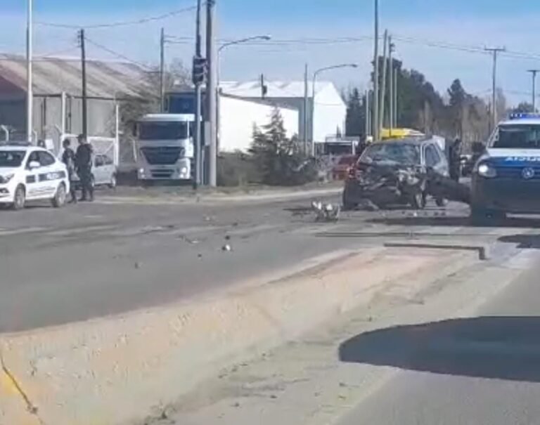 Una mujer fue trasladada al Hospital con lesiones en las piernas, tórax y cabeza luego de un choque