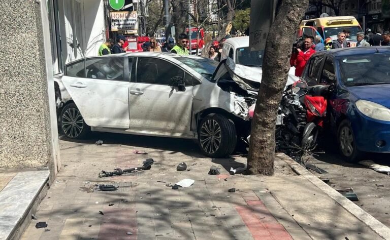 Un hombre perdió el control de su auto y atropelló a varias personas en pleno centro