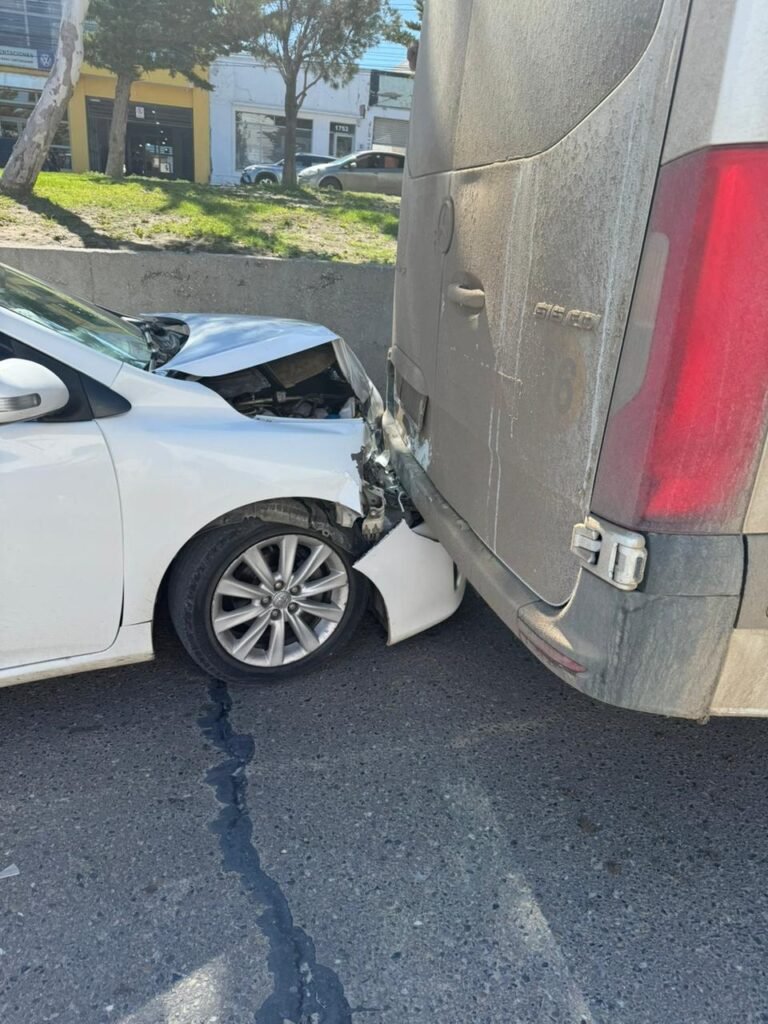 Tres vehículos provocaron un choque múltiple sobre Avenida Rivadavia
