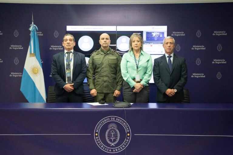 Desarticularon una banda criminal internacional que robaba datos a través de una aplicación