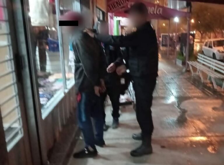 Provocaba disturbios en la vía pública y fue detenido: tenía pedido de captura vigente