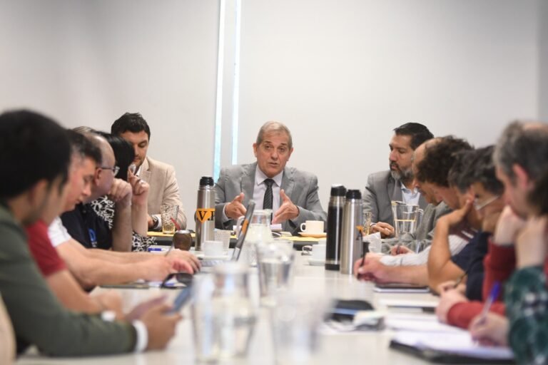 Docentes aceptaron la propuesta del gobierno del incremento salarial entre el 45% y 150%