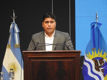 El gobernador de Santa Cruz, duro con YPF por su salida de la provincia: “Nos vendieron un relato”