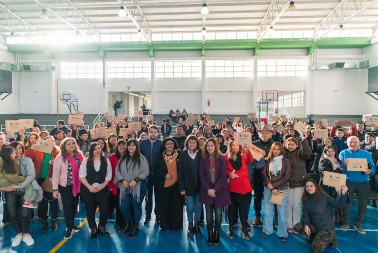 Entregaron 300 millones en aportes de FAEM a escuelas y bibliotecas