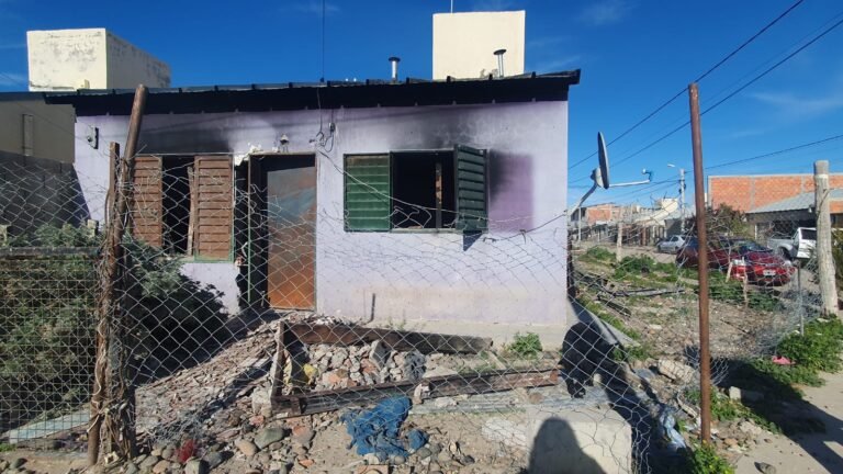Perdió a su hijo en un trágico incendio hace un año y todavía no puede volver a su hogar