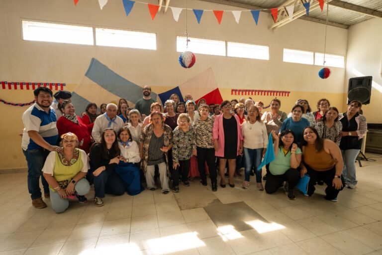 Más de 50 adultos mayores celebraron el día de la Independencia de Chile