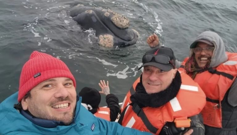 Los integrantes de La Renga disfrutaron del avistaje de ballenas en Puerto Pirámides
