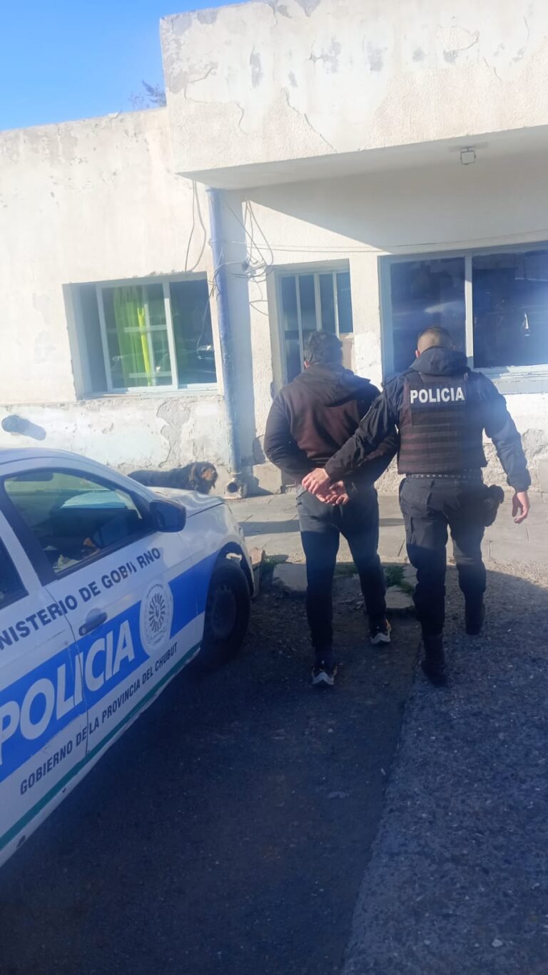 Lo buscaban en Caleta Olivia por el robo de un auto y lo encontraron caminando por Comodoro