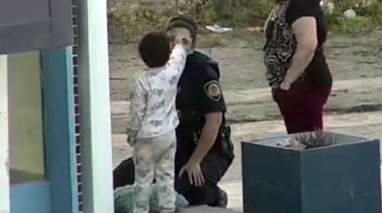 Un nene de tres años salió de su casa y lo encontraron deambulando en pijama por las calles