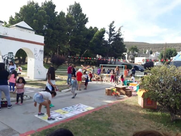 Vecinos del barrio Laprida organizan una feria show para poder pagar los servicios