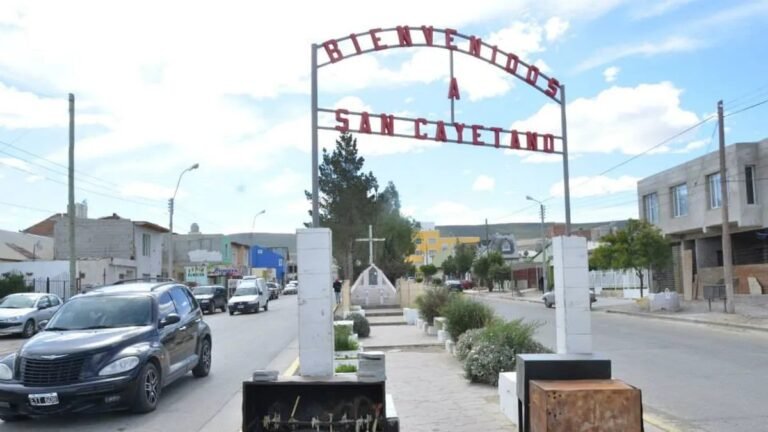 Vecinos del San Cayetano denuncian que “las calles están sucias y destruidas, somos un barrio olvidado”