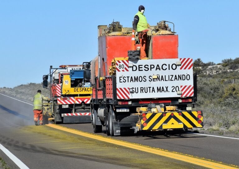 Comenzaron las tareas de señalamiento horizontal en la Ruta N°3 entre Comodoro y Trelew
