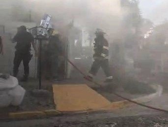 Se incendió una vivienda, rescataron a una pareja y su gato murió