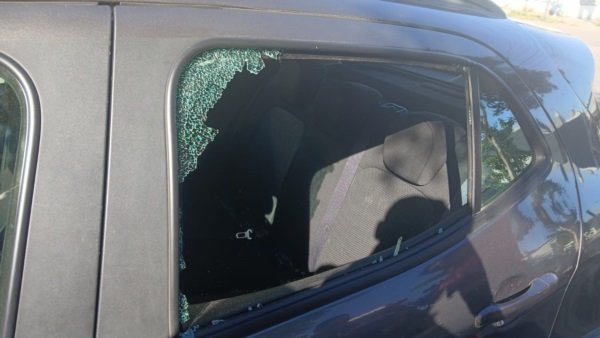 Dos adolescentes rompieron el vidrio de un auto para robar