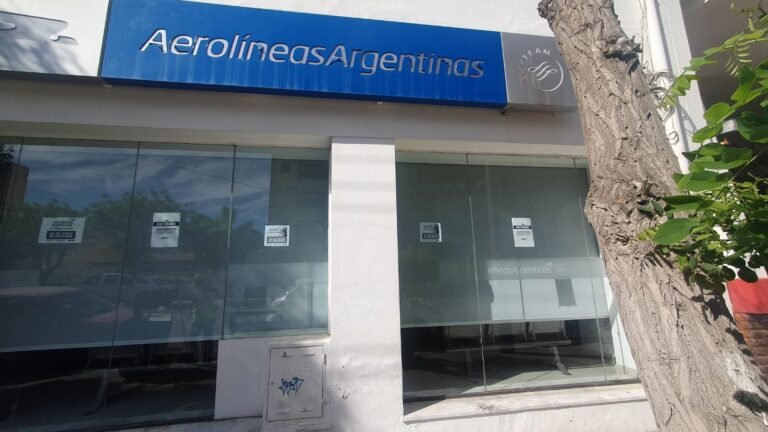 Por falta de personal cerraron la oficina de Aerolíneas Argentinas: “Estamos ante una situación crítica”