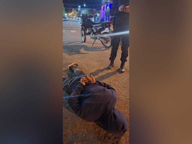 Rompieron los vidrios una camioneta y robaron tres valijas de unos turistas