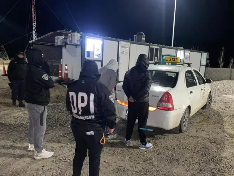 Usando un inhibidor, robaron dinero, tarjetas y cheques de dos camionetas