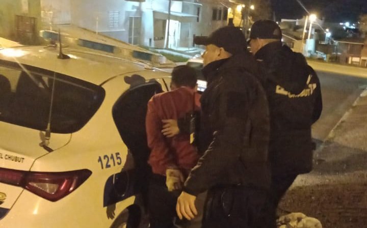 Se metieron al patio de una casa para robar un termotanque y el propietario los delató