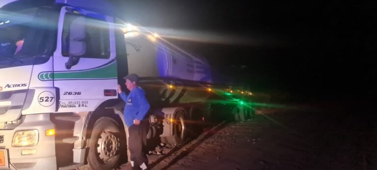 Una empresa denunció la desaparición de un camionero y lo encontraron encajado en la ruta 