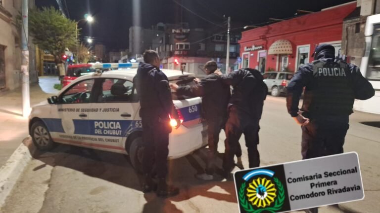 Caminaba borracho por el centro a los gritos y golpeando vidrieras 