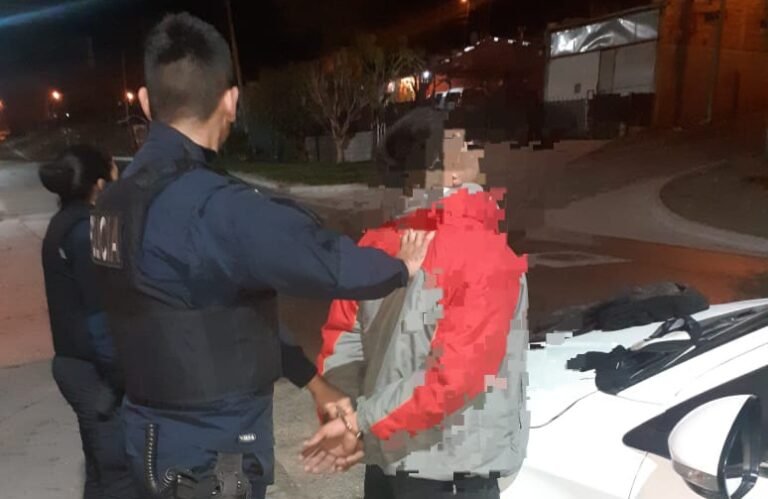 Un hombre golpeó brutalmente a una mujer dentro de un bar