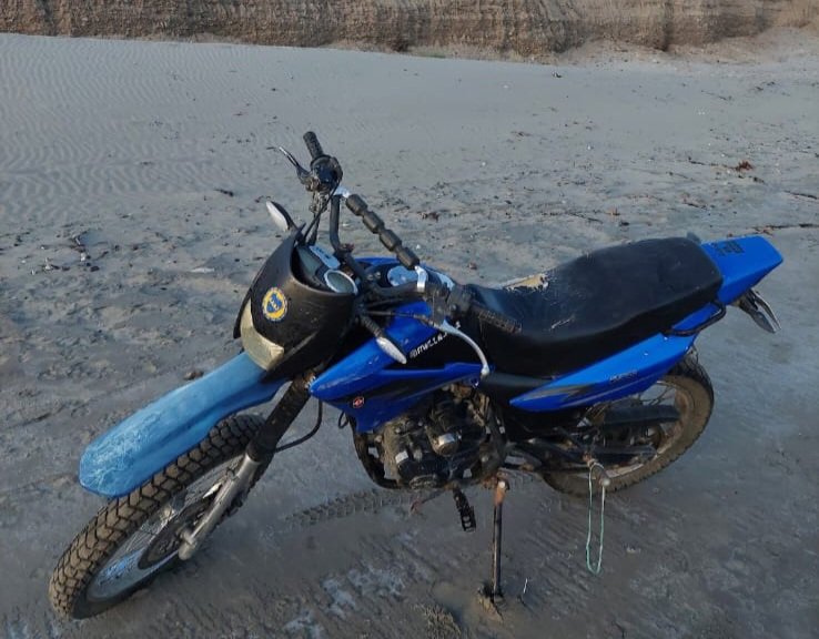 Estaba de viaje y le robaron la moto del patio de su casa 