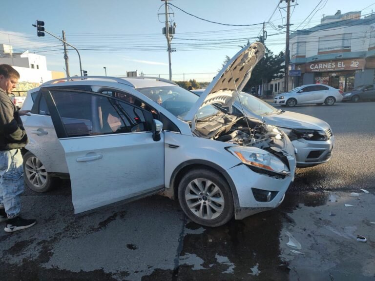 Fuerte choque entre dos vehículos en Avenida Polonia