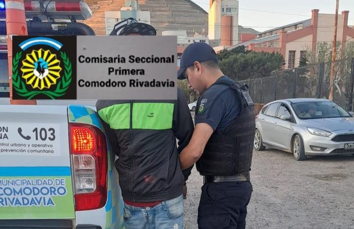 Intentó robar dos camperas en pleno centro, un testigo lo vio y dio aviso a la policía 