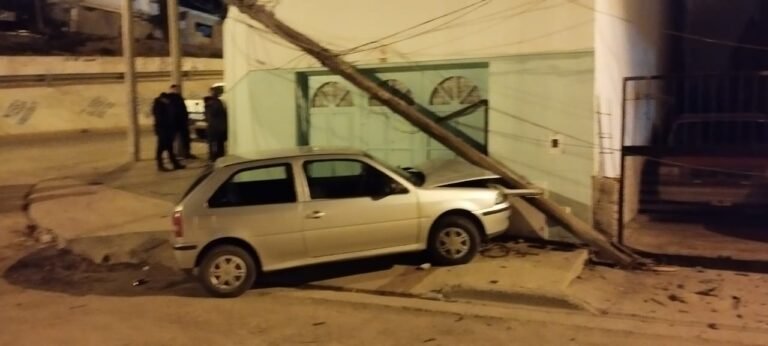 Manejaba borracho, chocó contra un poste de luz y terminó en el Hospital