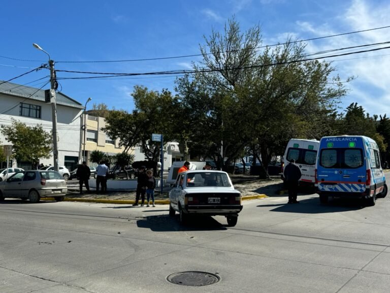 Una mujer resultó herida en un fuerte choque en Avenida Rivadavia 