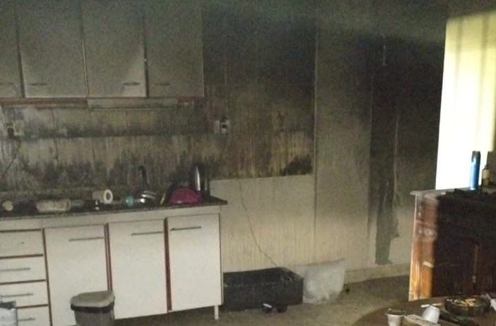 Una mujer de 85 años se quedó dormida con un cigarrillo prendido, se incendió la casa y murió