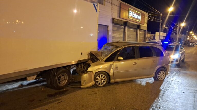 Iba por Avenida Roca, se incrustó contra un camión y dejó el auto abandonado 