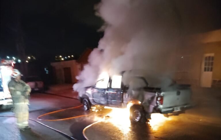 Tenía la camioneta estacionada afuera de su casa y se la prendieron fuego 