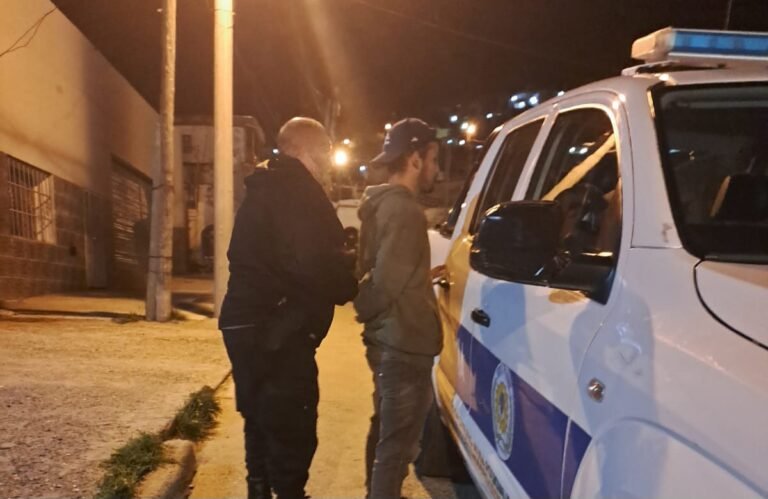 Caminaba por el barrio Pietrobelli y tenía pedido de detencion vigente