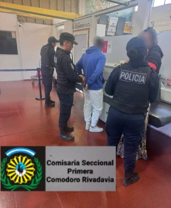 Detuvieron a tres personas con pedido de captura en la terminal de colectivos