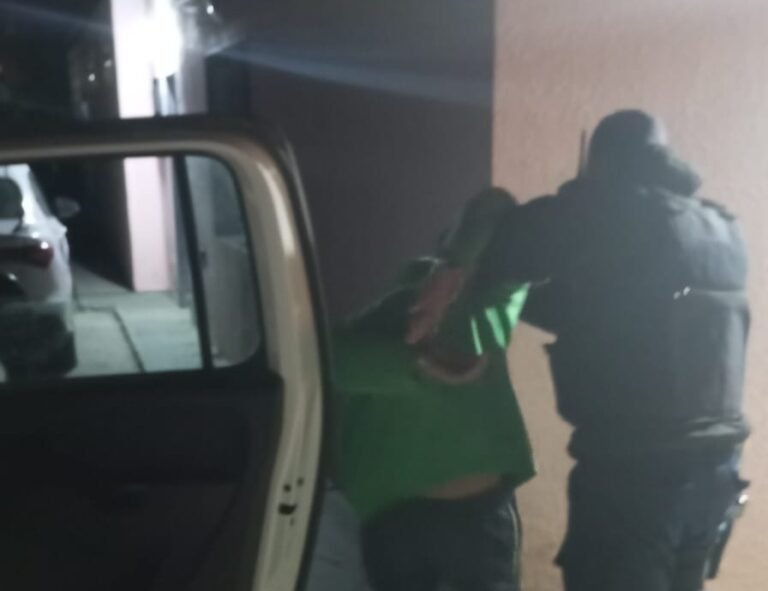 Le robaron la bicicleta, salió a correr al ladrón y lo detuvo hasta que llegó la policía 