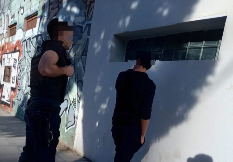 Golpeó a una mujer en la calle, le arrebató el celular y se lo rompió