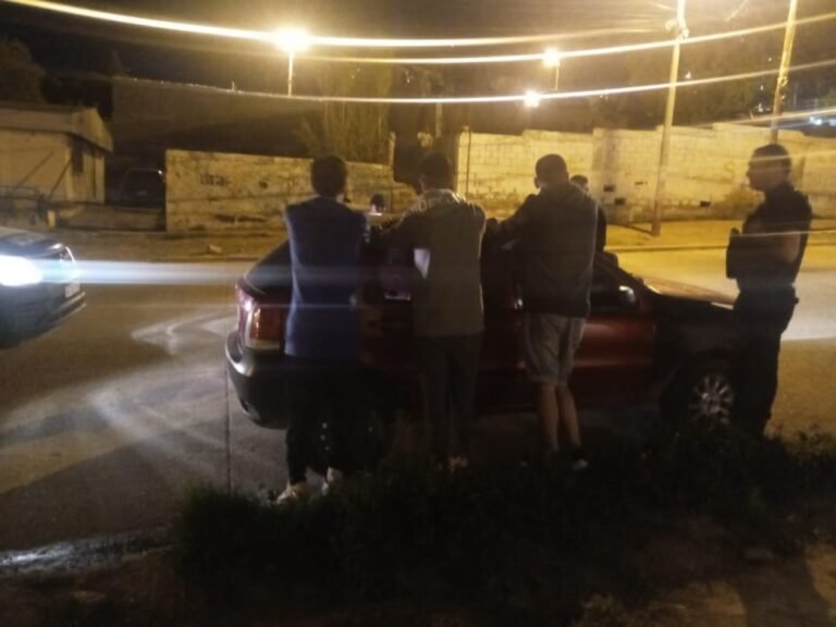 Quiso escapar de un control y descubrieron que llevaba un arma en el asiento del auto 