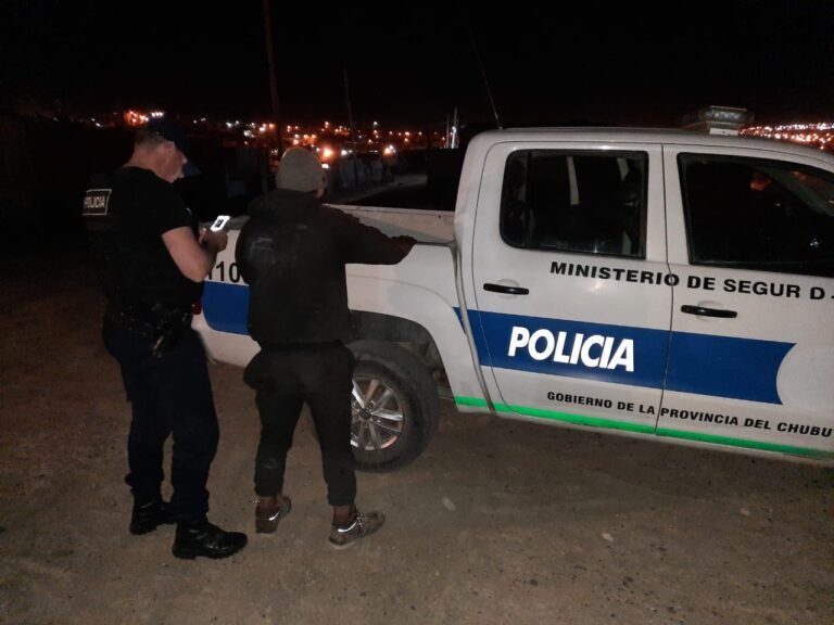 Tenía pedido de captura y lo encontraron caminando por el San Cayetano