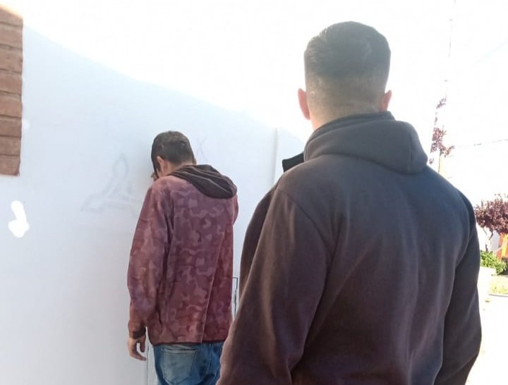 Atraparon a un hombre intentando robar la batería de un camión