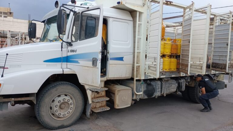 Un camión casi lo choca, se bajó del auto y el conductor le disparó 3 veces