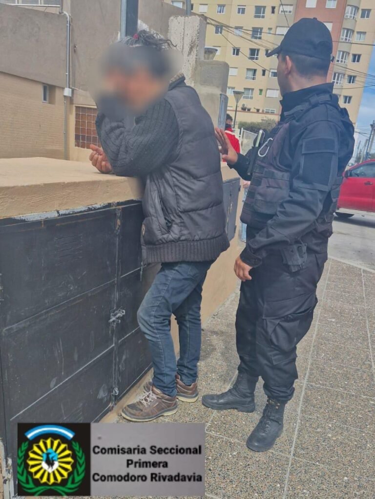 Llevaba tres perfumes sin pagar y lo detuvieron